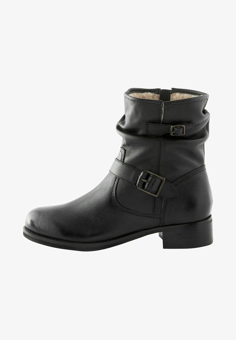 Zwarte leren enkelboot met een gestructureerde afwerking, voorzien van een omgevouwen bovenkant, zijgesp en een lage blokhak. Gevoerd interieur voor comfort.