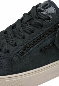Sneakers neri in suede con lacci piatti, dettaglio con cerniera laterale e suola in gomma. Presentano un logo impresso e accenti testurizzati.