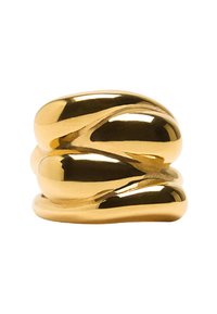 Złoty metalowy pierścionek o gładkiej, wypolerowanej powierzchni z falistym, splecionym wzorem i zaokrąglonymi kształtami.