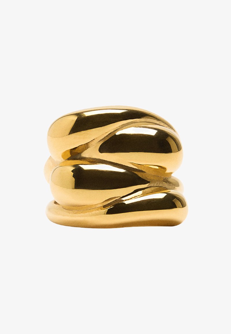 Złoty metalowy pierścionek o gładkiej, wypolerowanej powierzchni z falistym, splecionym wzorem i zaokrąglonymi kształtami.
