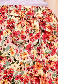 ONLY Tall ONLFREDERIKKE BELT - Calções - cloud dancer/pink