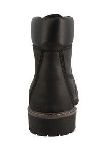 Czarny skórzany botek za kostkę z wysokim kołnierzem, kontrastowym przeszyciem, gumową podeszwą i teksturowanym wykończeniem z tyłu.