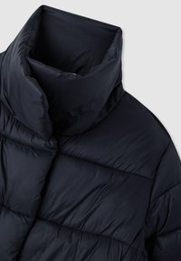 Czarna ocieplona kurtka z wysokim kołnierzem, widocznymi poziomymi szwami i gładkim, lekko błyszczącym materiałem.