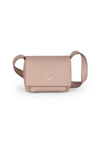 Ljust rosa läder crossbody-väska med en texturerad yta, guld-logotyp och ett justerbart axelband. Rektorformad med klaffstängning.