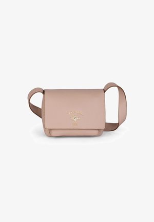 Lys pink læder crossbody taske med struktureret overflade, guldlogo detalje og en justerbar rem. Rektangulær form med klaplukning.