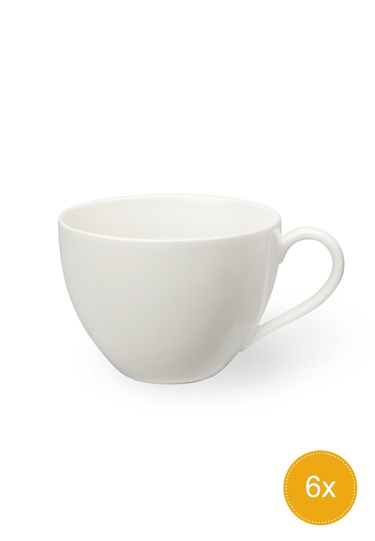 Tazza da tè in ceramica bianca con un manico curvo, mostrata su uno sfondo bianco, contrassegnata con un indicatore di quantità "6x".