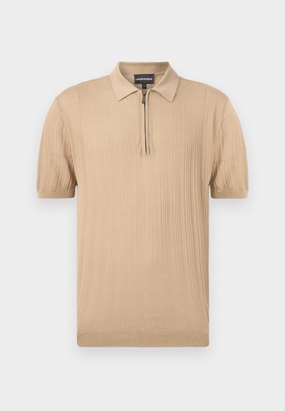 Beige Strick-Poloshirt mit kurzen Ärmeln, strukturiertem Muster und halblangem Reißverschluss vorne, mit klassischem Kragen sowie geripptem Saum und Bündchen.