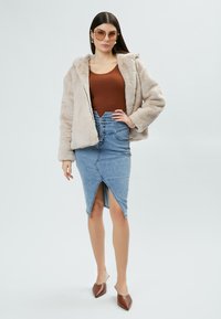 INFLUENCER CREW-NECK - Strickpullover - caramel