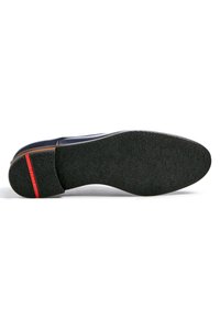 Scarpa in pelle blu con suola in gomma nera testurizzata. Presenta un accento rosso brillante sul tallone e un design sinuoso e elegante.