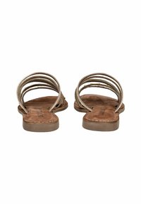 Sandali piatti marroni con tre cinturini metallici e una soletta in camoscio. Le suole sono piatte e realizzate in gomma liscia, con dettagli di cucitura.
