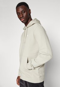 adidas Originals ESSENTIAL - Džemperis su gobtuvu - putty grey