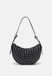 Borsa a mano in pelle nera dalla forma curva, decorata con borchie d'argento disposte a pois. Dotata di una tracolla singola regolabile e chiusura con zip.