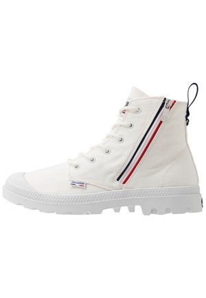 Weißer High-Top-Canvas-Stiefel mit seitlichem Reißverschluss und roten, weißen und blauen Streifen, dicker Sohle und Zuglasche an der Ferse.