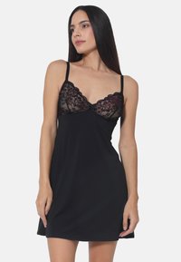 Schwarzes Nachthemd mit Spitzenblütenverzierungen am Oberteil, dünnen verstellbaren Trägern und einem weichen, fließenden Stoff.
