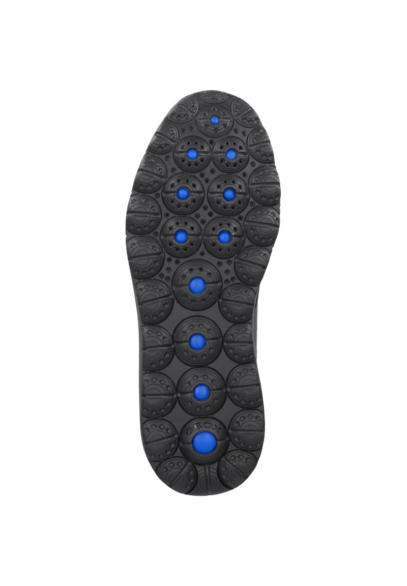 Suola nera della scarpa con pattern di presa circolari. Accenti blu visibili nei ritagli circolari. Superficie testurizzata per trazione e durata.