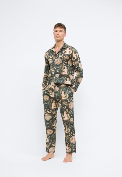 Set de pijamale cu model, având un fundal verde închis, cu desene florale și de figuri; realizat dintr-un material moale și ușor, cu o croială lejeră.