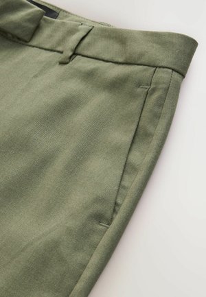 Oliiviväriset pantaloonid, millel on sujuv tekstuur, struktureeritud vöökoht ja küljetaskud, esitledes täpset õmblemist ja puhtaid servi.