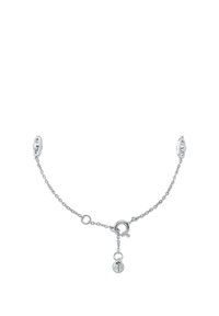 Pulsera de cadena de plata con un cierre redondo, que presenta un pequeño colgante y una longitud ajustable. El diseño es elegante y minimalista.