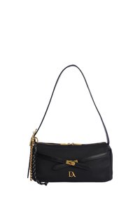 Bolso de tela negra con una textura suave, acentos de cuero, herrajes dorados, cierre de cremallera y detalle decorativo de lazo; cuenta con una sola correa para el hombro.