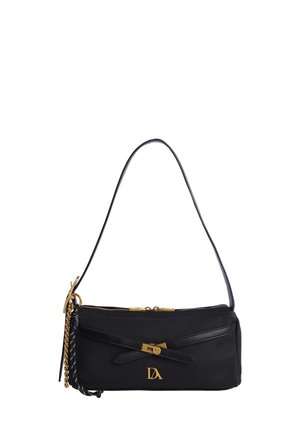 Bolso de tela negra con una textura suave, acentos de cuero, herrajes dorados, cierre de cremallera y detalle decorativo de lazo; cuenta con una sola correa para el hombro.