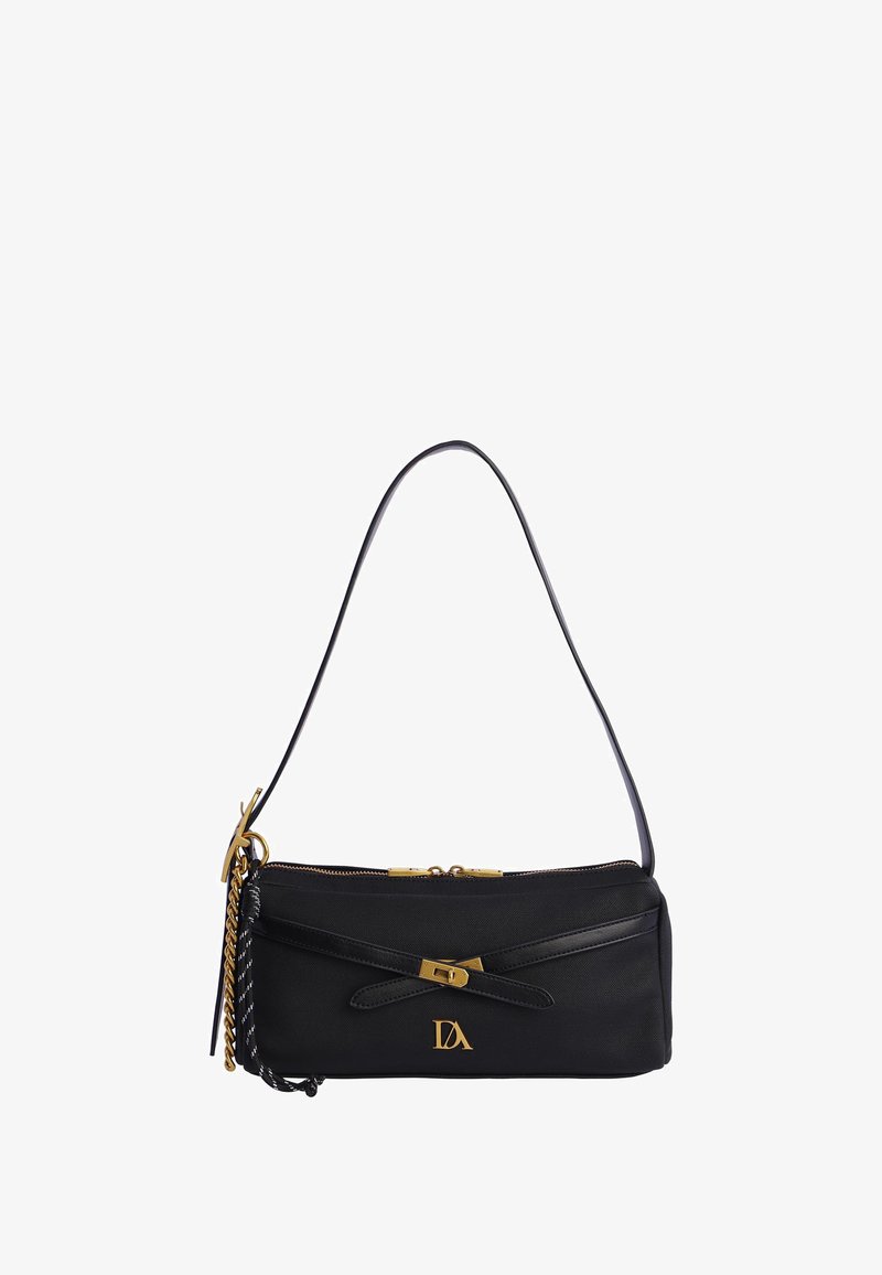 Bolso de tela negra con una textura suave, acentos de cuero, herrajes dorados, cierre de cremallera y detalle decorativo de lazo; cuenta con una sola correa para el hombro.