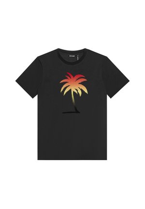 Camiseta de algodón negra con un gráfico de palmera en degradado en rojo, naranja y amarillo con una sombra oscura, cuello redondo y mangas cortas.