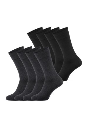 Vier paar zwarte en donkergrijze sokken van crew-lengte, naast elkaar gelegd op een witte achtergrond.