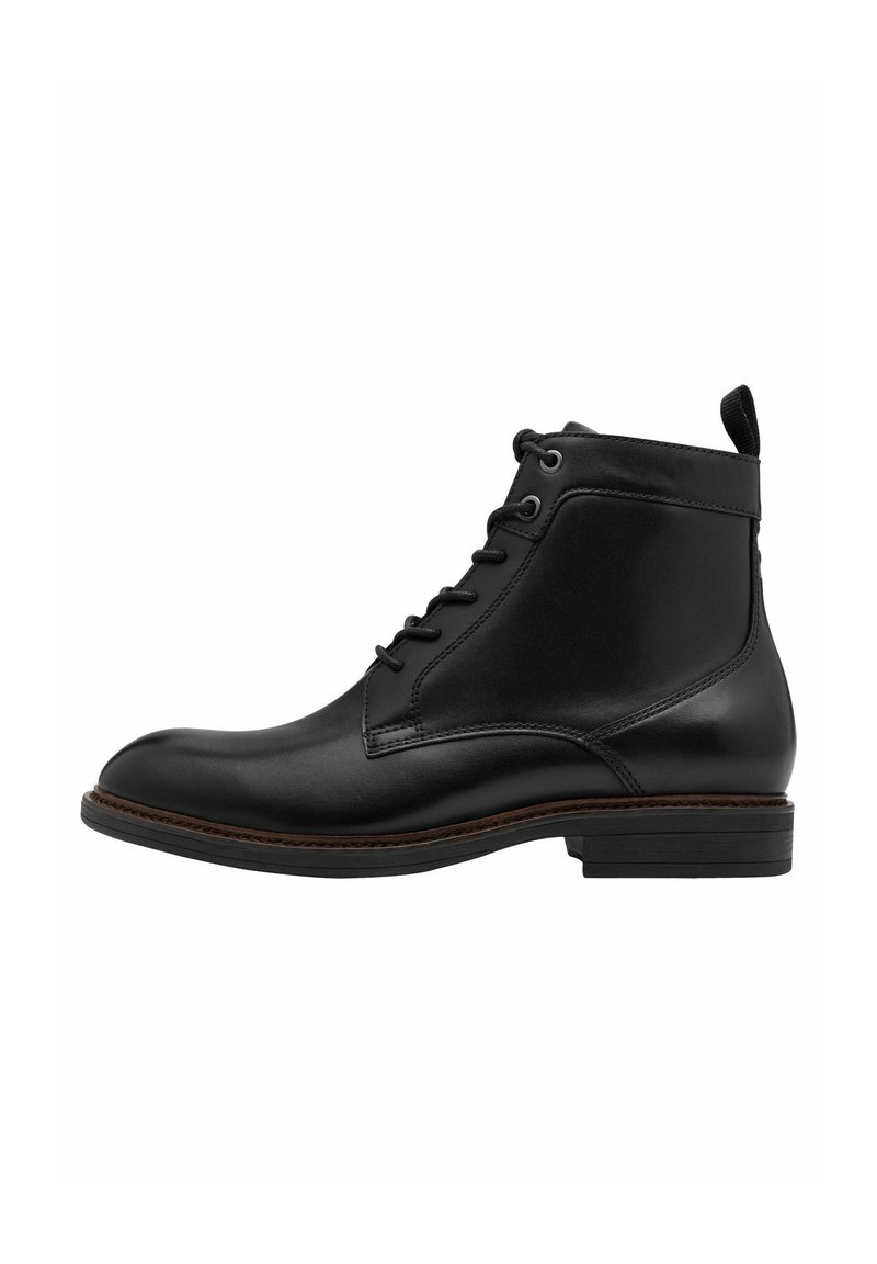 Bottes noires en cuir à coupe chevilles avec un laçage, bout rond et une languette à l'arrière. Elles possèdent un talon bas empilé et une piqûre contrastante marron.