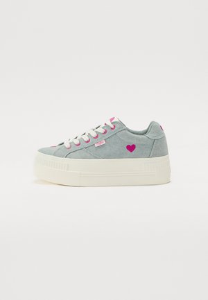 Világoskék vászon sportcipő fehér vastag talppal, rózsaszín fűzőlyukakkal és rózsaszín szív hímzéssel az oldalon. Fehér fűzőkkel és logócímkével rendelkezik.