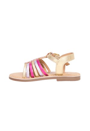 Gouden sandalen met meerkleurige gestreepte banden in roze, paars en goud. Verstelbare enkelband, platte zool en gevlochten details.