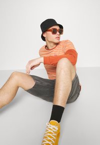 Levi's® ORIGINAL HOUSEMARK TEE - T-shirt básica - sleek brandied melon