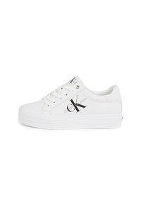 Baskets blanches avec tige en cuir lisse, bout rond et semelle superposée. Présentent un logo Calvin Klein noir sur le côté et des œillets argentés.