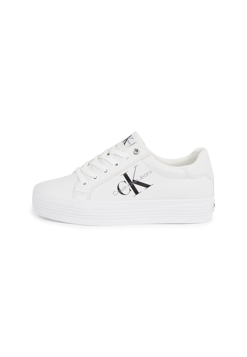 Baskets blanches avec tige en cuir lisse, bout rond et semelle superposée. Présentent un logo Calvin Klein noir sur le côté et des œillets argentés.