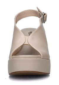 Sandale en cuir beige avec semelle plateforme, conception à talon ouvert, bride de cheville ajustable avec boucle métallique et texture lisse.