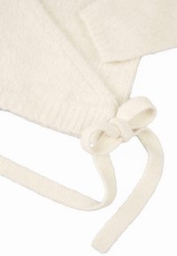 Kreemjas toonis kudum, mis sisaldab tekstuurset kangast, mähitud disaini ja vöökohtade sidumist, pikkade varrukate ja sooniku servadega.