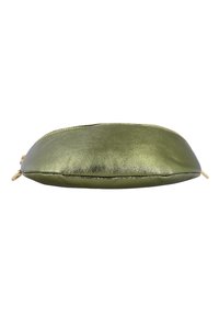 Pochette plate métallique verte avec fermeture éclair dorée et anneaux latéraux sur fond blanc.