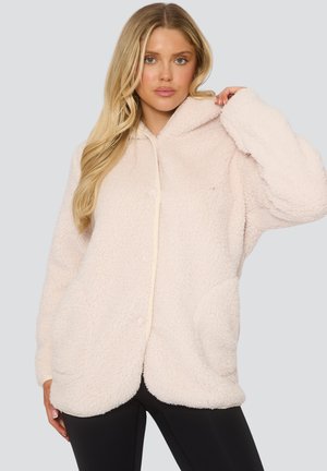 Veste en sherpa rose clair, douce et duveteuse, avec capuche, fermeture à boutons et poches latérales. Texture douce et coupe décontractée. Détails de design féminin.