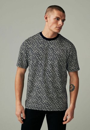 GEO PATTERN  - REGULAR FIT - Potiskana majica - black white