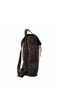 Bruine leren schoudertas met een vlak ontwerp, een lange verstelbare schouderband en een zijvak, met een gladde textuur en minimale stiksels.