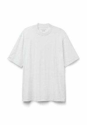 Plain hvid kortærmet bomuld T-shirt med rund hals, vist hængende mod en hvid baggrund.