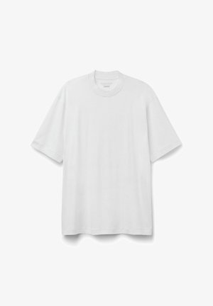 Prosty biały bawełniany T-shirt z krótkimi rękawami i okrągłym dekoltem, prezentowany wiszący na białym tle.