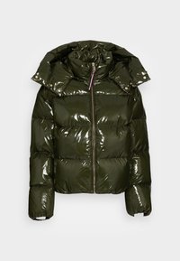 Olivengrøn, blank pufferjakke med høj krave og aftagelig hætte, har en frontlynlås og elastiske manchetter. Pyntet med metalhardware.