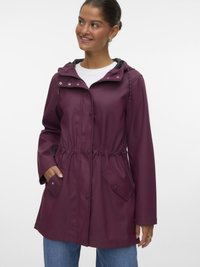 Mauve vattentät jacka med dragsko i midjan, tryckknappar, huva och två sidofickor. Slät textur, långa ärmar och avslappnad design.