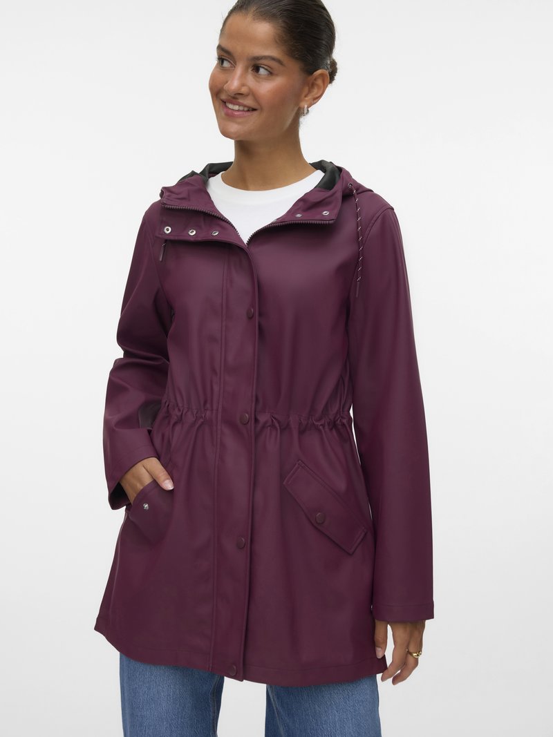 Mauve vattentät jacka med dragsko i midjan, tryckknappar, huva och två sidofickor. Slät textur, långa ärmar och avslappnad design.