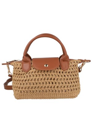 Bolso beige tejido a mano con asas de cuero marrón, cierre con solapa y correa de hombro desmontable, adecuado para uso casual.