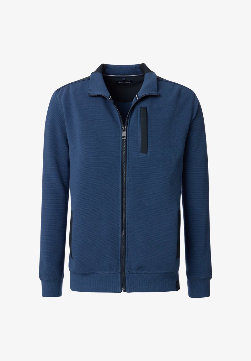 Marinblå zip-up jacka i texturerad tyg, med ståkrage, bröstficka och svarta detaljer på axlarna och sidorna.