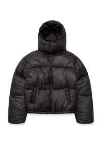 Sort pufferjakke med høj krave og hætte, lynlås foran og to forlommer, præsenteret på en hvid baggrund.