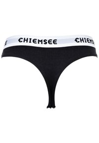 Schwarze Tanga-Unterwäsche mit einem breiten weißen Bund, auf dem der Markenname "Chiemsee" in schwarzer Schrift steht. Glatte Stofftextur und minimale Abdeckung.