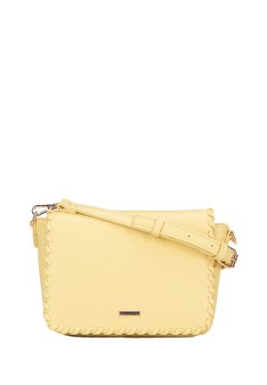 Sac à épaule en cuir jaune avec des coutures tressées, de forme rectangulaire, avec une bandoulière réglable et des détails en métal doré. Texture lisse, design minimaliste.