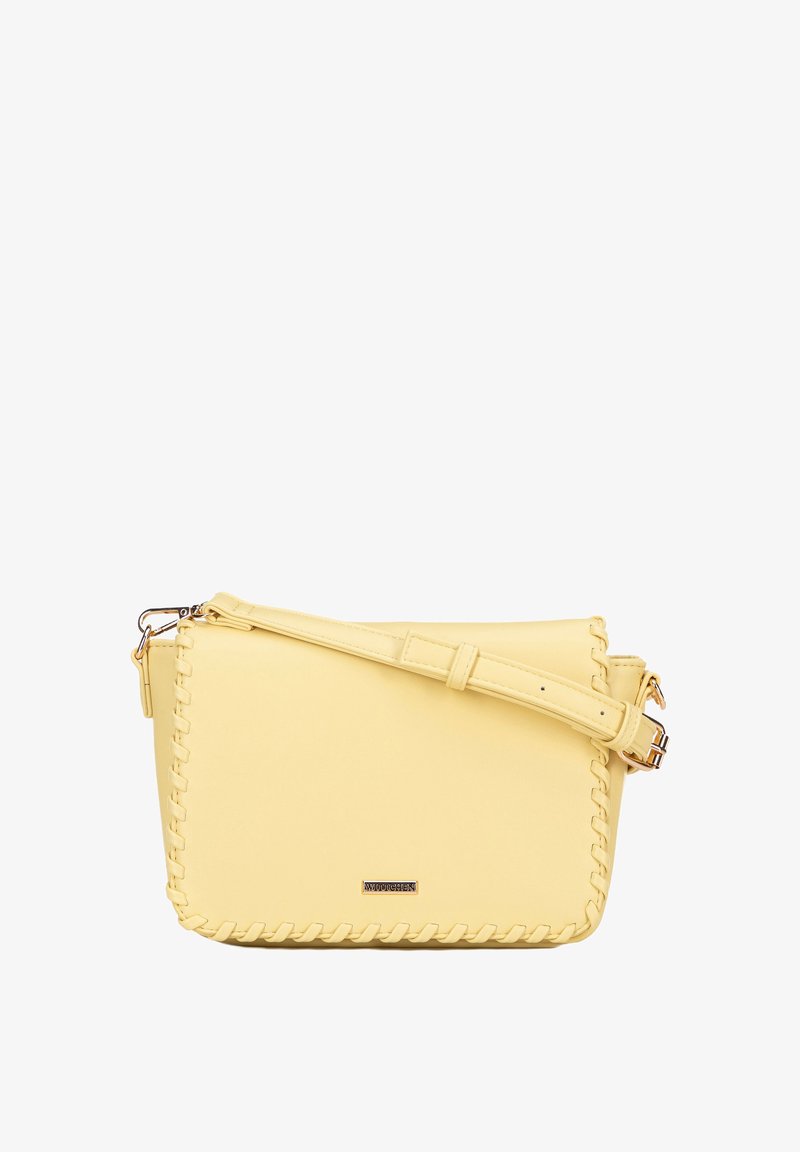 Borsa a spalla in pelle gialla con cuciture intrecciate, forma rettangolare, tracolla regolabile e metalleria dorata. Texture liscia, design minimalista.